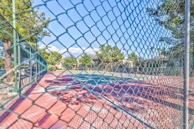 Foto del edificio - 8070 W Russell Rd