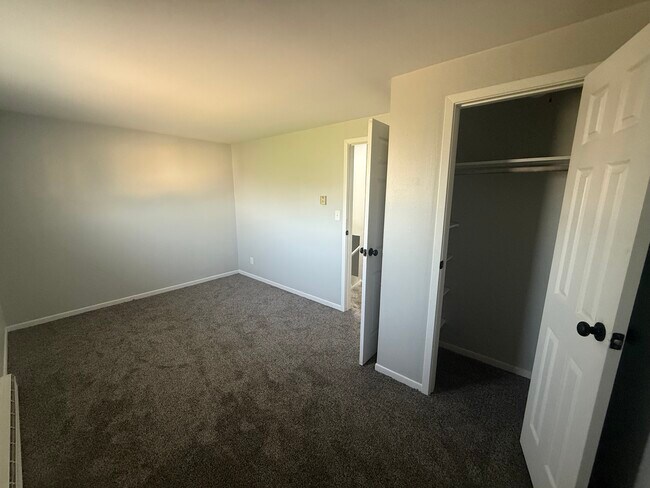 Dormitorio principal en suite de 2 habitaciones y 1,5 baños - Fountainview West