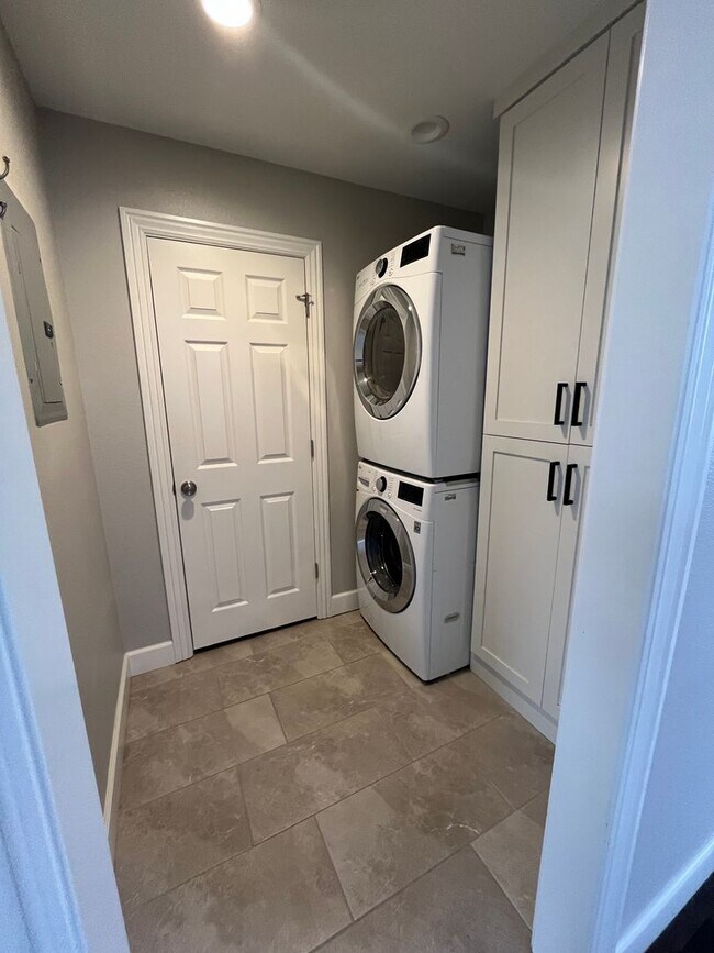 Building Photo - Great Location! 3 bedroom, 2.5 bath house in Har-Ber Meadows.