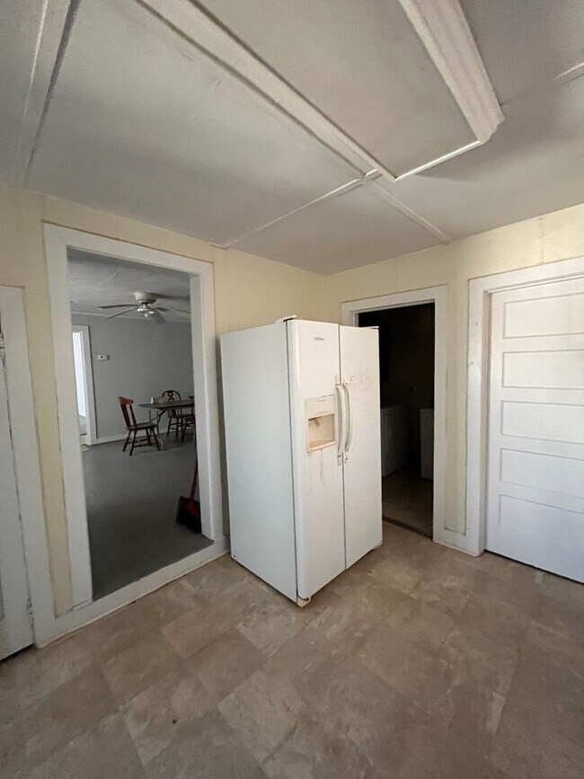 Building Photo - 2 bed 1 bath old farmhouse in Forest!