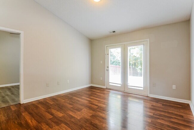 Foto del edificio - 8880 Woodpointe Cir