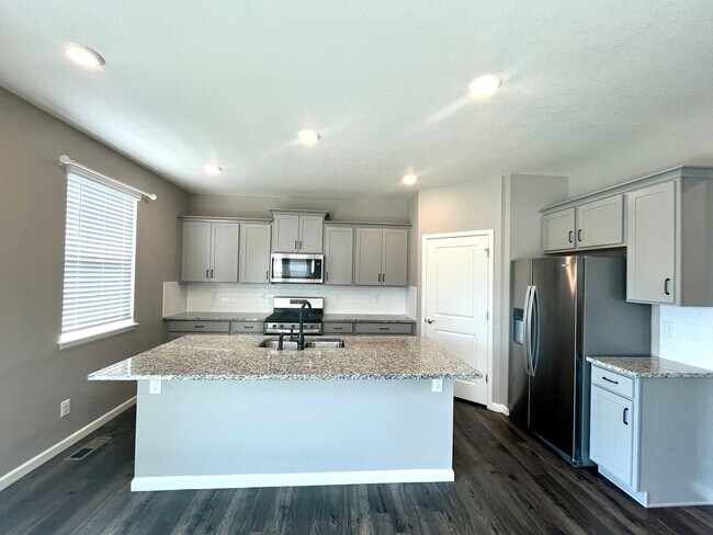 Foto del edificio - 5 Bedroom Available - The Ridge at Harmony Road