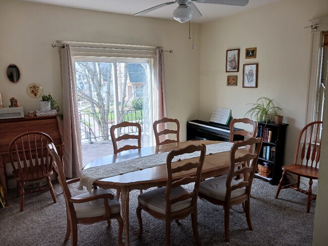 Foto del edificio - 2461 Fairview Ave