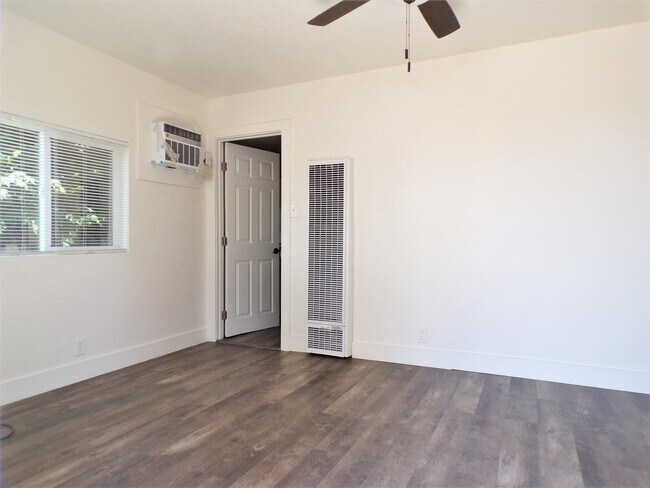 813 Kentucky #B - Living Room - 813 Kentucky St