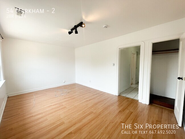 Photo du bâtiment - Sunny 2 Bedroom Upper Floor Apartment