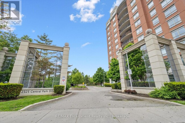 Building Photo - 2325-2325 Central Park Dr