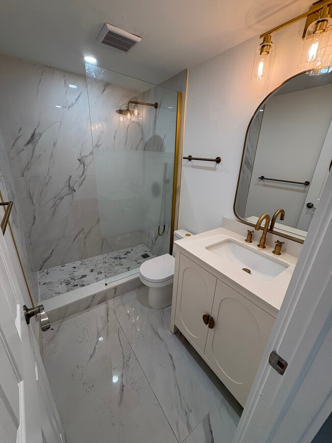 Foto del edificio - 5050 Bayview Dr