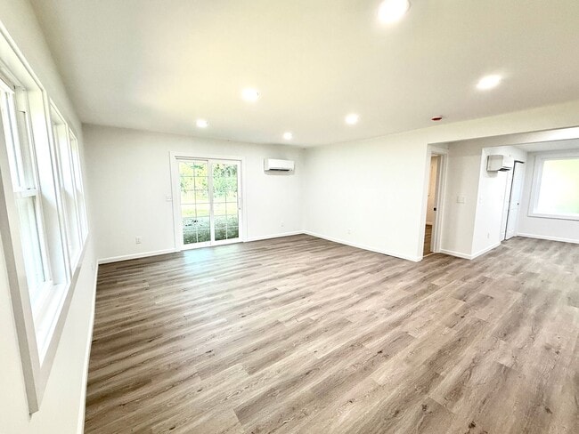Building Photo - Bright, Modern & Fully Renovated 1-Bedroom...