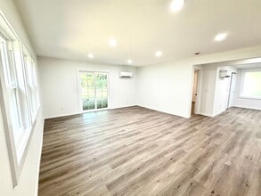 Building Photo - 10 Delson Ln