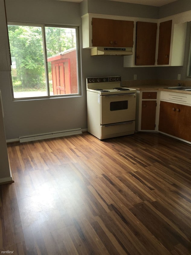 2 br, 1.5 bath Duplex 1920 Harry St Townhome Rentals in Saginaw MI