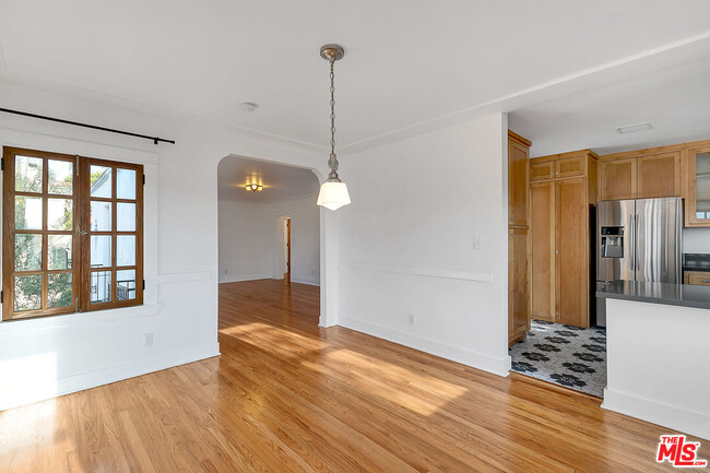 Building Photo - 851 Serrano Pl
