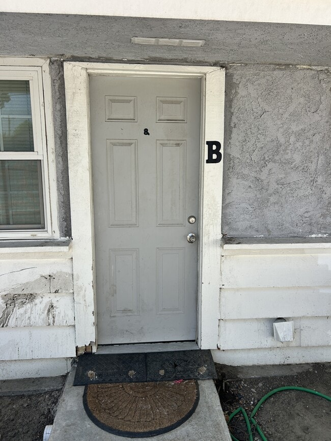 Building Photo - 1292 N Laurel Ave