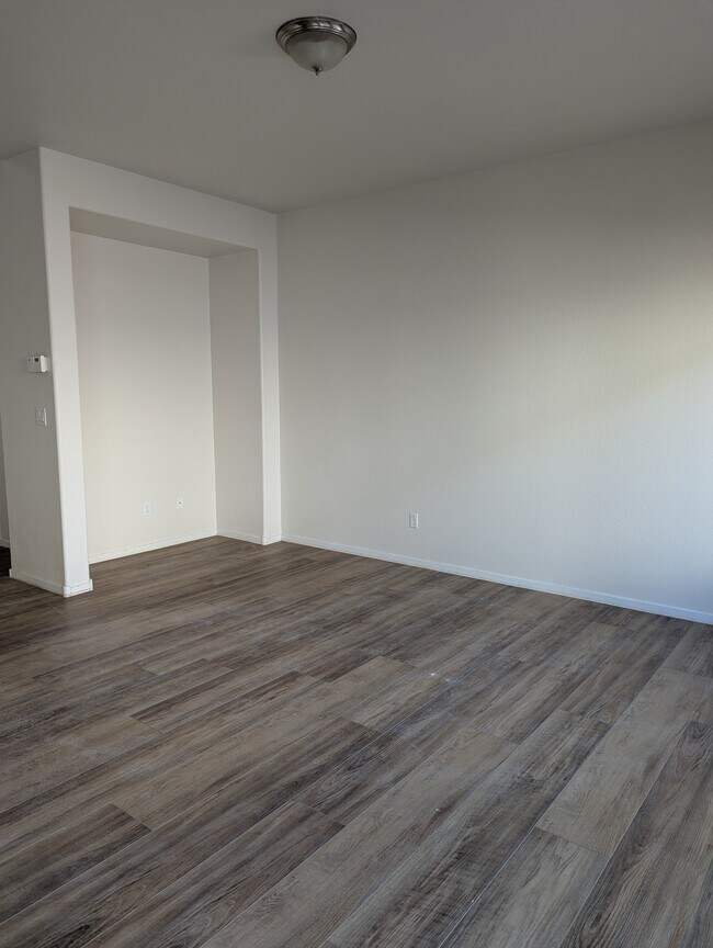Foto del edificio - 926 Shades End Ave