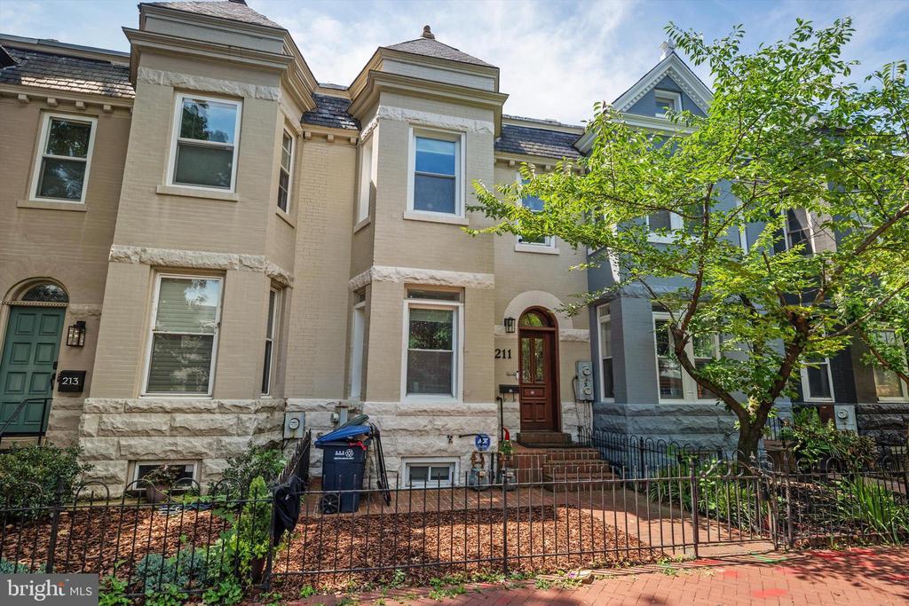 Primary Photo - 211 F St NE