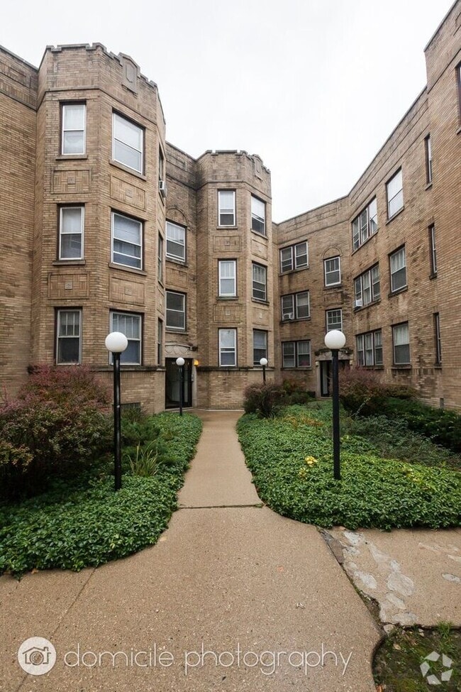 Building Photo - 903 W Altgeld St