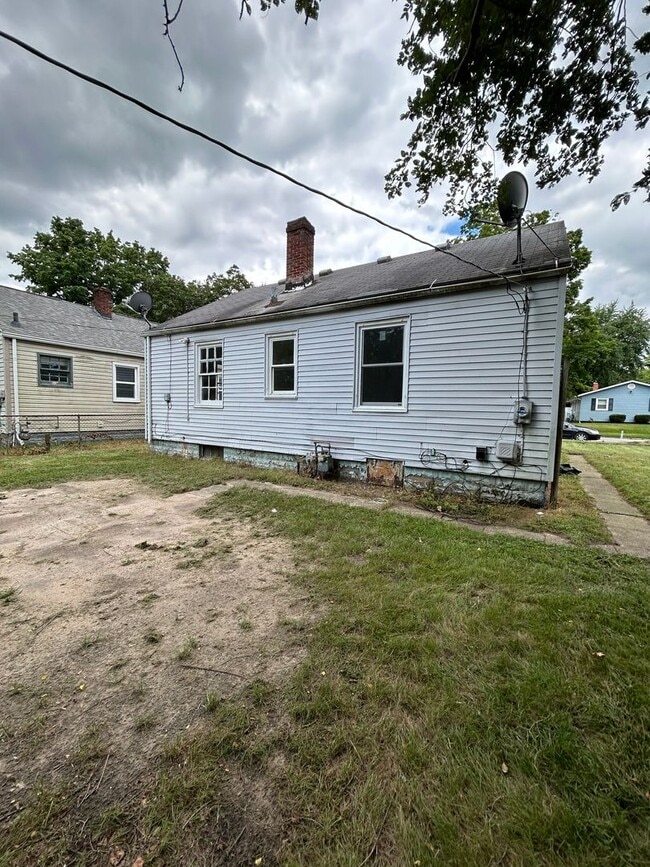 Foto del edificio - 2-Bedroom, 1-Bathroom Home with Basement –...
