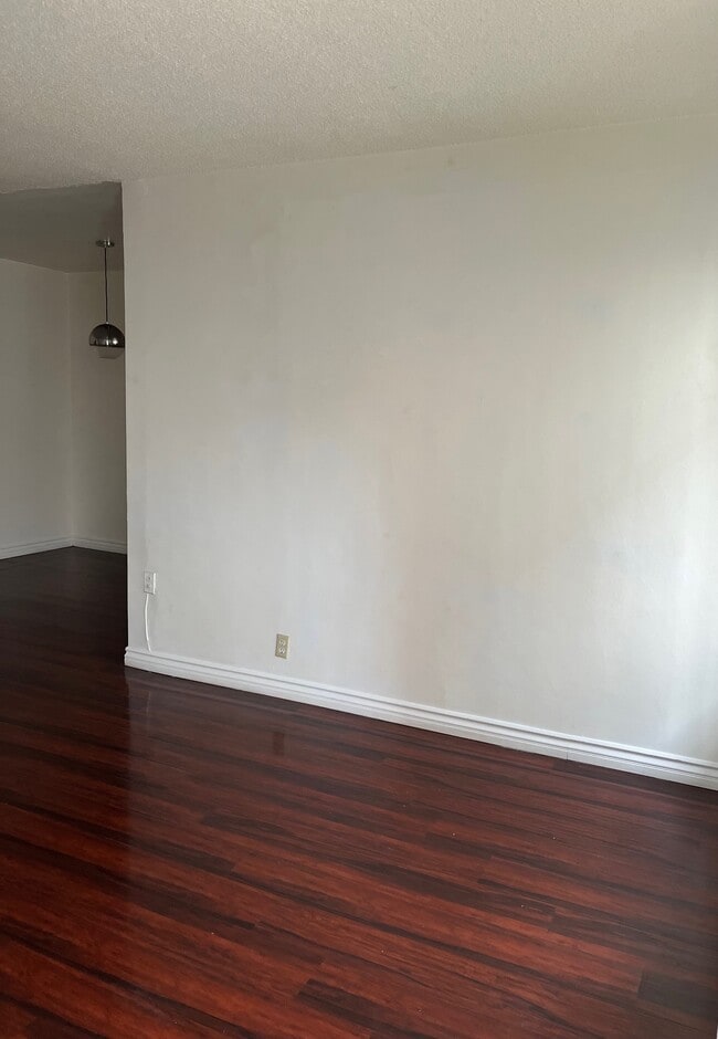 Building Photo - 827 N Hudson Ave