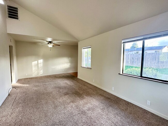 Building Photo - Bright and Clean, 3 Bedroom Home in Myrtletown