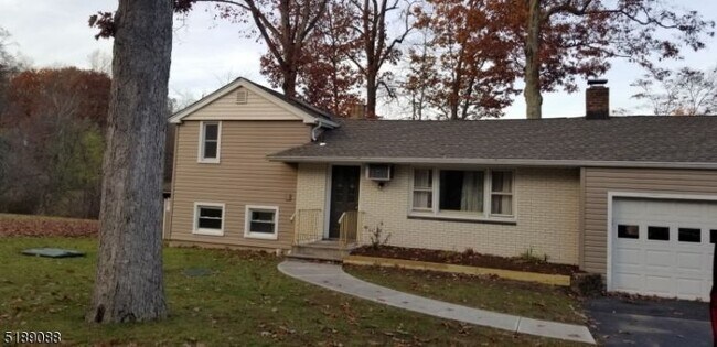 Foto del edificio - 82 Morse Lakes Rd