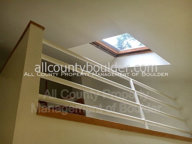 Foto del edificio - 1825 Marine St