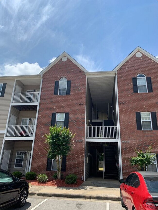 Building Photo - 612 Marshtree Ln