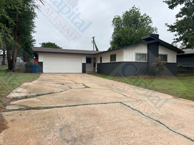Building Photo - Spacious 3 Bedroom