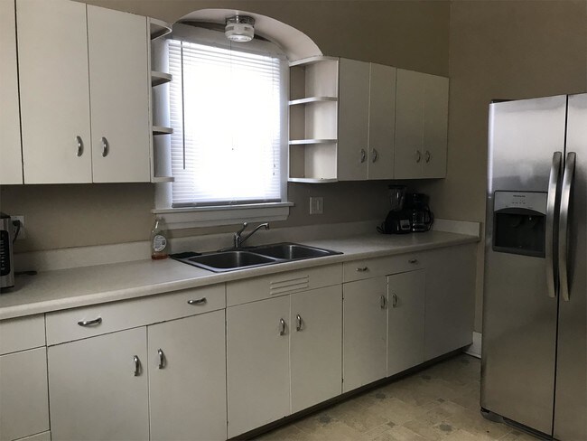 Foto del edificio - 406 W Broadway St