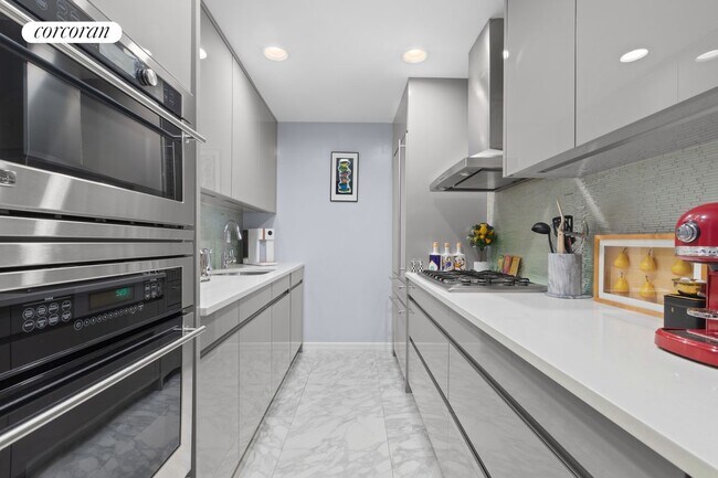 Building Photo - 445 W 54th St