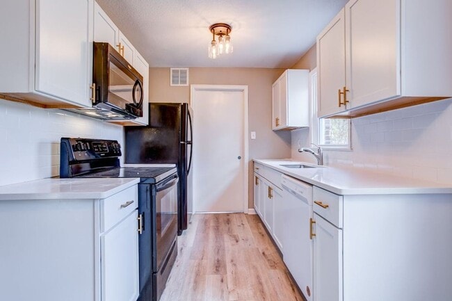Building Photo - 828 S Apache Dr
