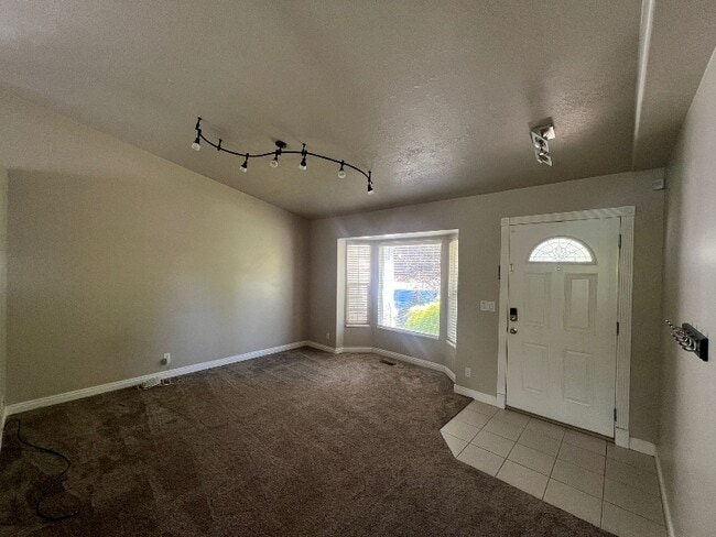 Building Photo - 114 Sweet Berry Dr