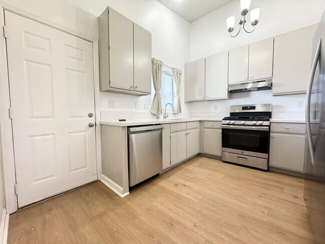 Building Photo - COMING SOON!!! Lovely 3 Bedroom / 2 Bath Apartment in Cathedral City!