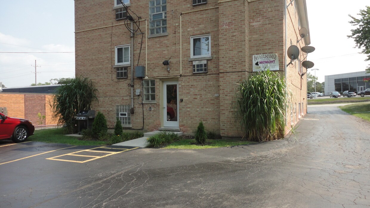 Primary Photo - 1602 Ogden Ave