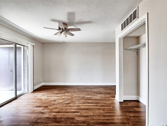 Building Photo - Studio Townhome in Austin