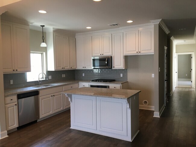 Foto del edificio - Brand new 3 br house by U club! dbl garage...