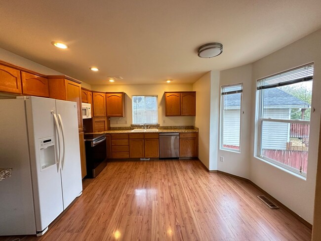 Foto del edificio - 4 Bedroom 2.5 Bath Home in Quiet Neighborh...