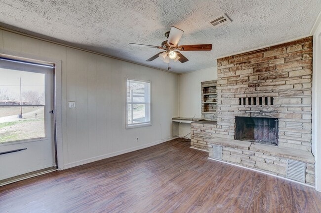 Building Photo - 3 Bed | 1 Bath in Coweta!