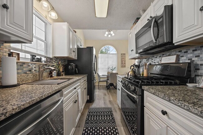 Building Photo - Room in House on Crestridge Ct