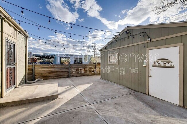 Foto del edificio - 3341 Lawrence St