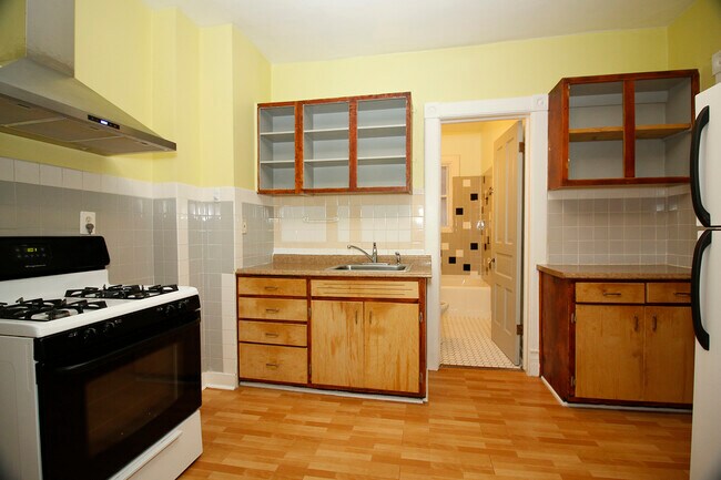 Kitchen - 517 E Burleigh St