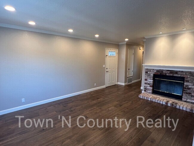 Building Photo - Spacious & Modern Condo in Gated South Sal...