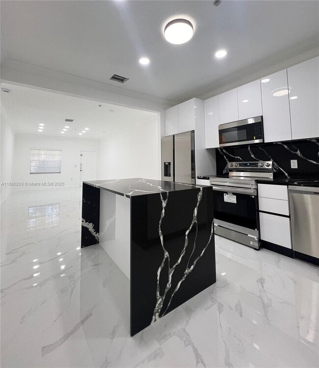Foto del edificio - 5600 NW 114th Pl