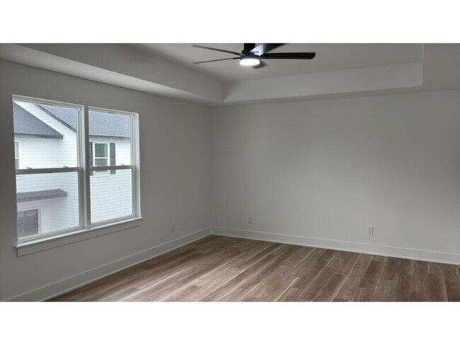 Foto del edificio - BRAND NEW 3 bedroom 2.5 bath with Den and ...