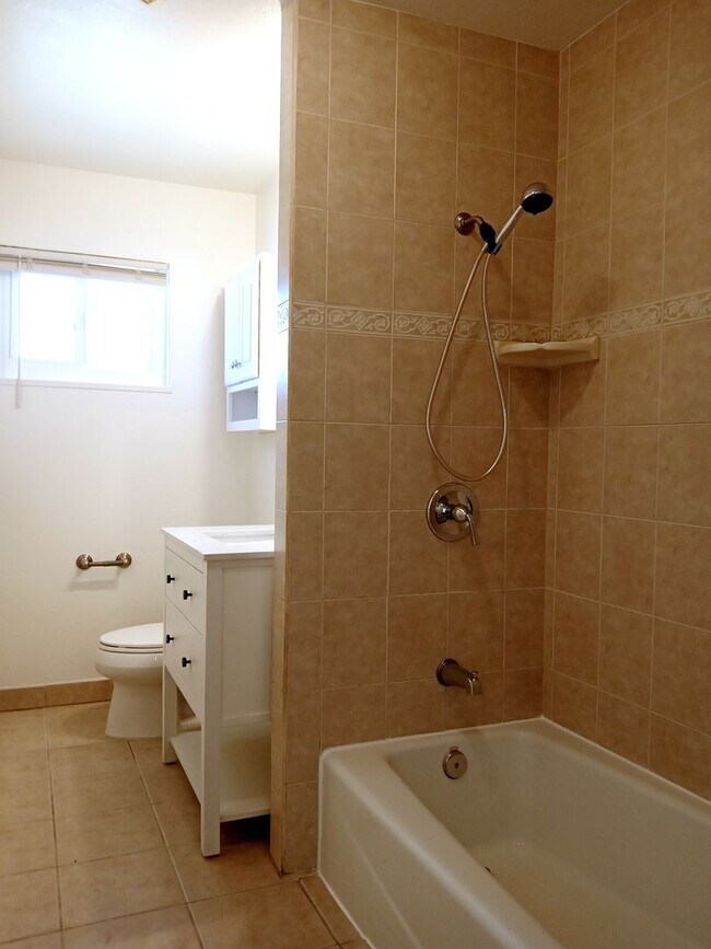 Building Photo - Beautifully Refurbished 4bd Single Story H...