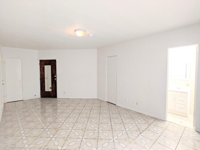 Building Photo - 3247 S Sherbourne Dr