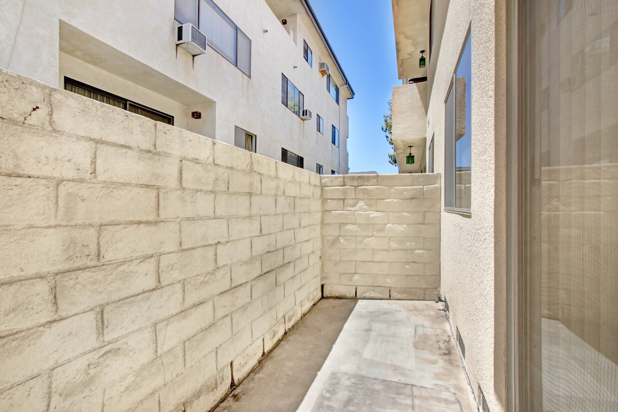 Building Photo - 1234 Wellesley Ave in West LA - steps to W...