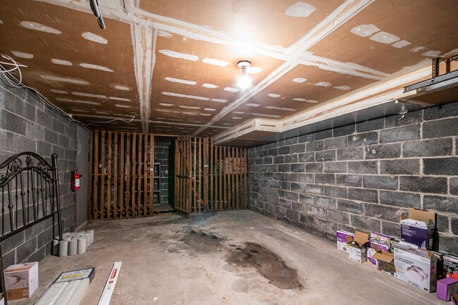 Photo - 411 Naomi St Apartments