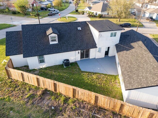 Foto del edificio - 1402 Bayou Shore Dr