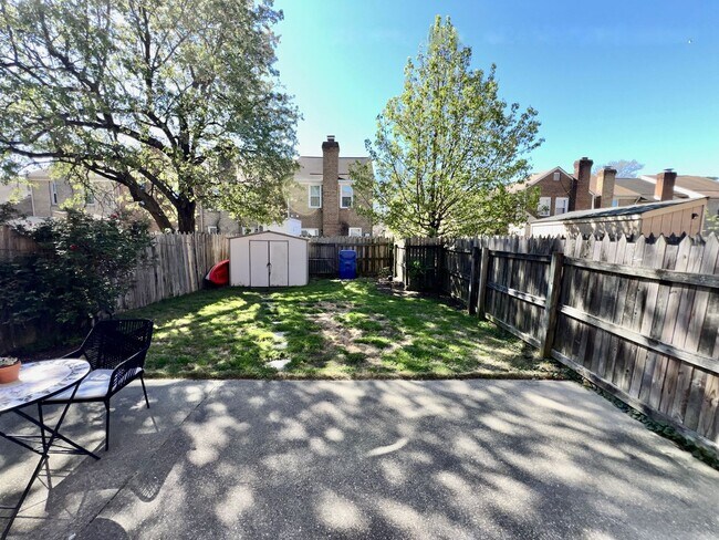 Building Photo - RENOVATED Townhome! Available 09-20-24! Pe...
