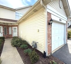 Building Photo - 7825 Darien Lakes Dr