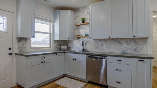 Foto del edificio - Fully furnished- Long and short term rental in Lehi! Boat and RV parking available.